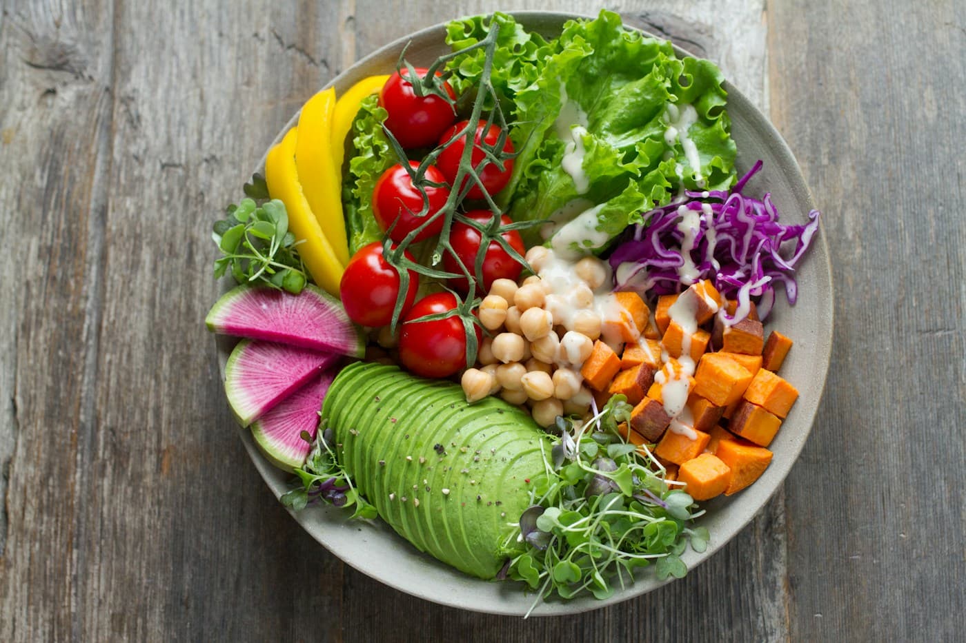 Bunte pflanzliche Bowl mit frischem Gemüse